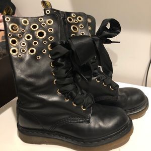 Lightly loved eyelet ribbon Dr Martens